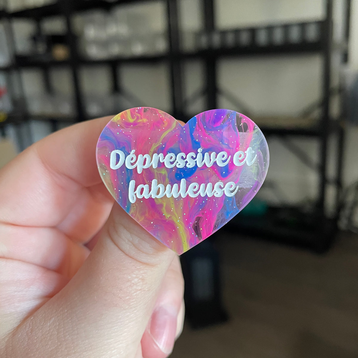 Broche "Dépressive et fabuleuse" en acrylique semi transparente marbrée multicolore