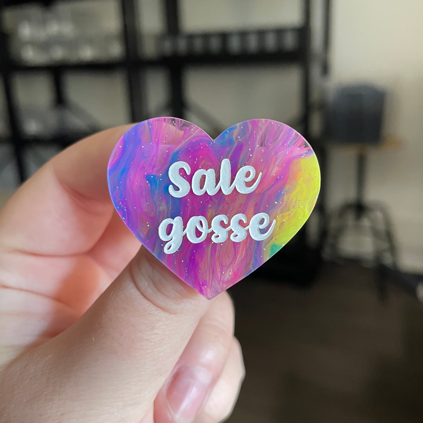 Broche "Sale gosse" en acrylique semi transparente marbrée multicolore