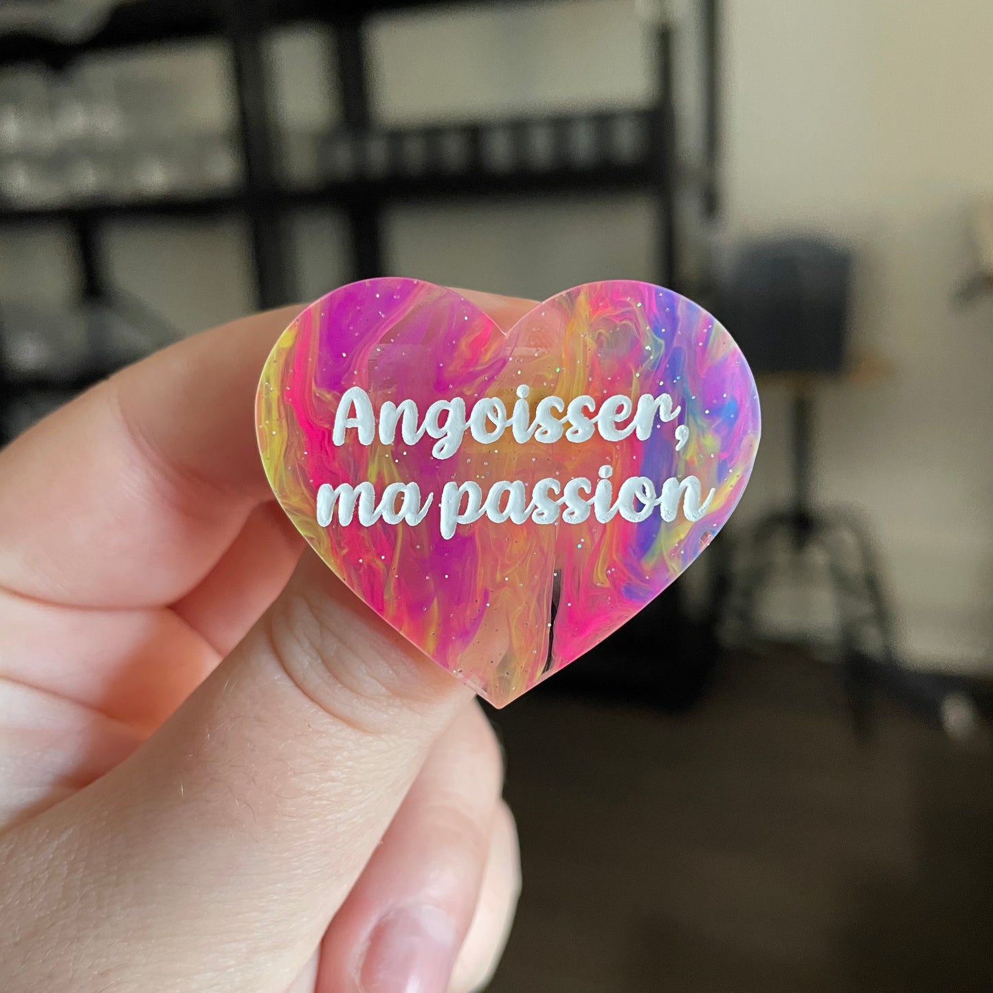 Broche "Angoisser, ma passion" en acrylique semi transparente marbrée multicolore