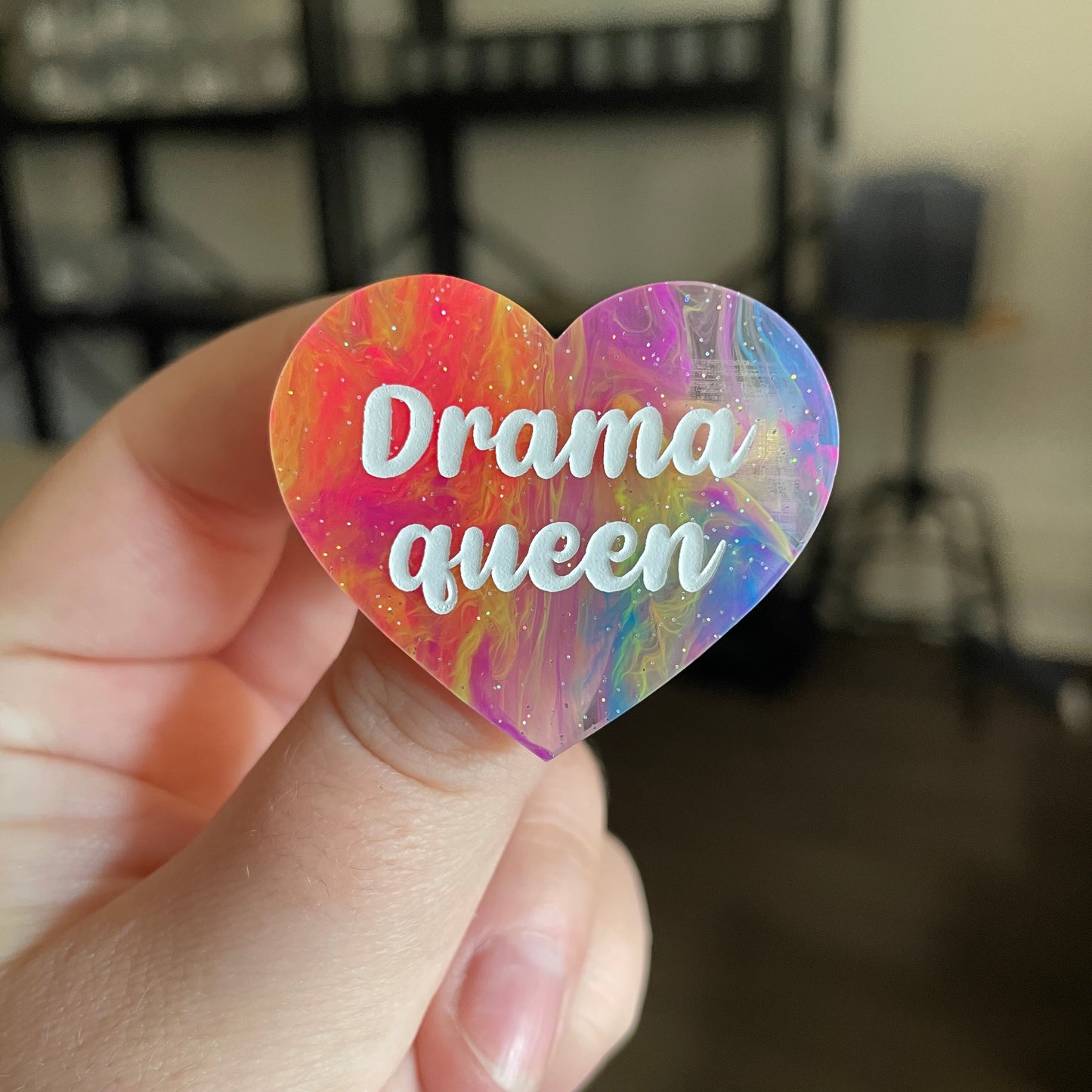 Broche "Drama queen" en acrylique semi transparente marbrée multicolore