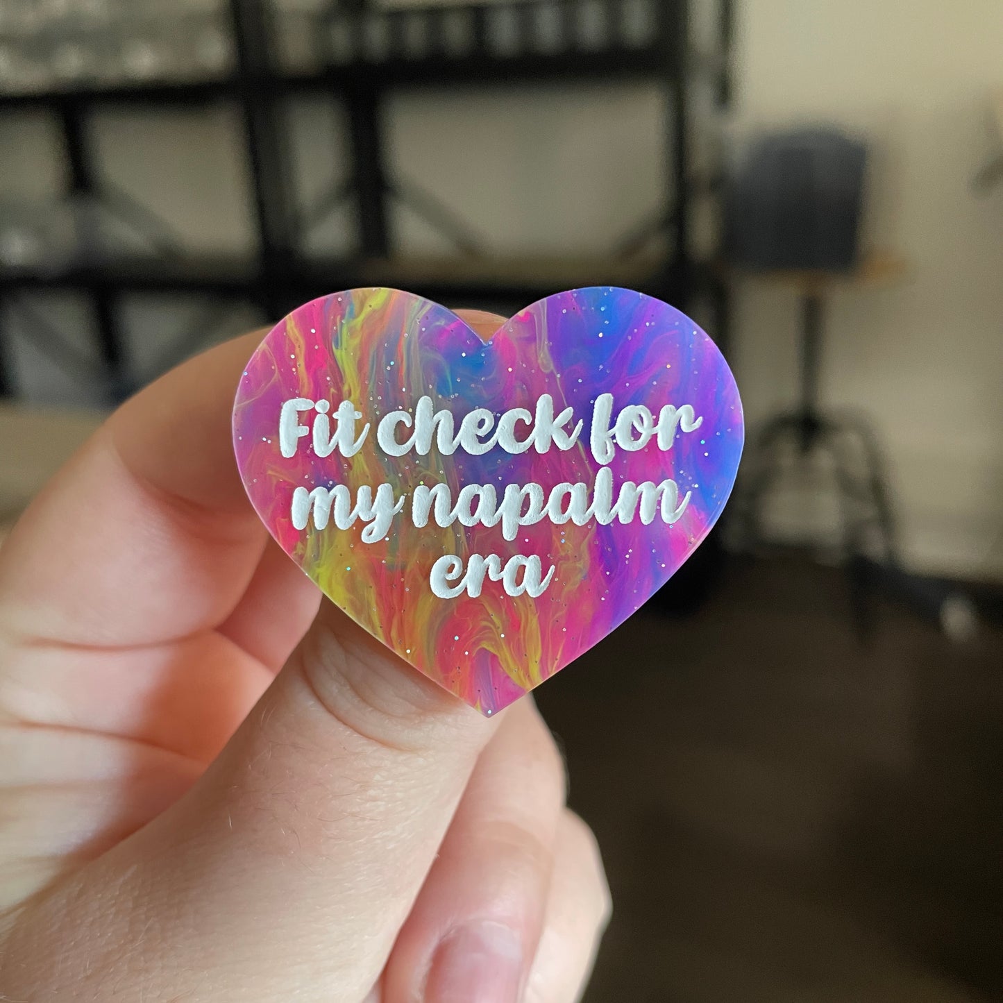 Broche "Fit check for my napalm era" en acrylique semi transparente marbrée multicolore