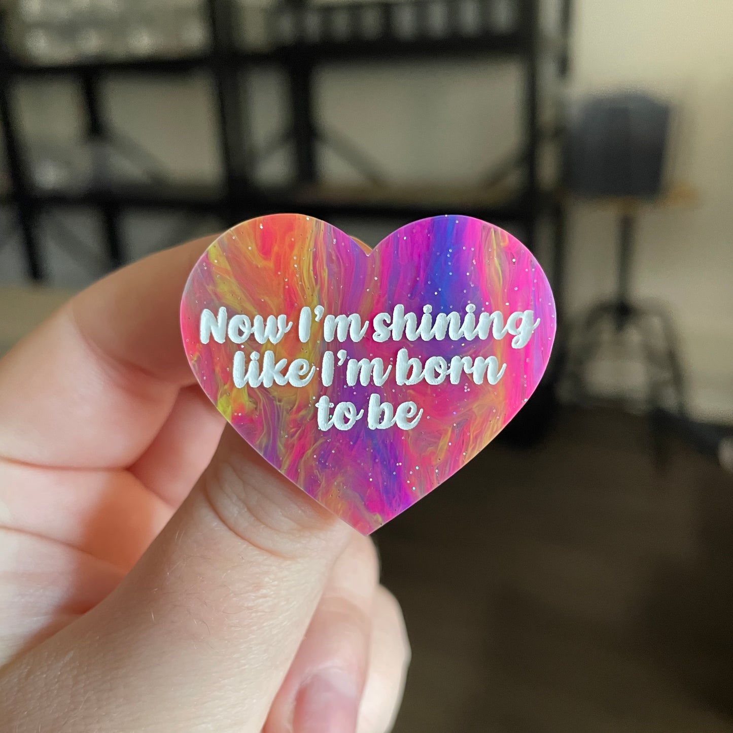 Broche "Now I'm shining like I'm born to be" en acrylique semi transparente marbrée multicolore