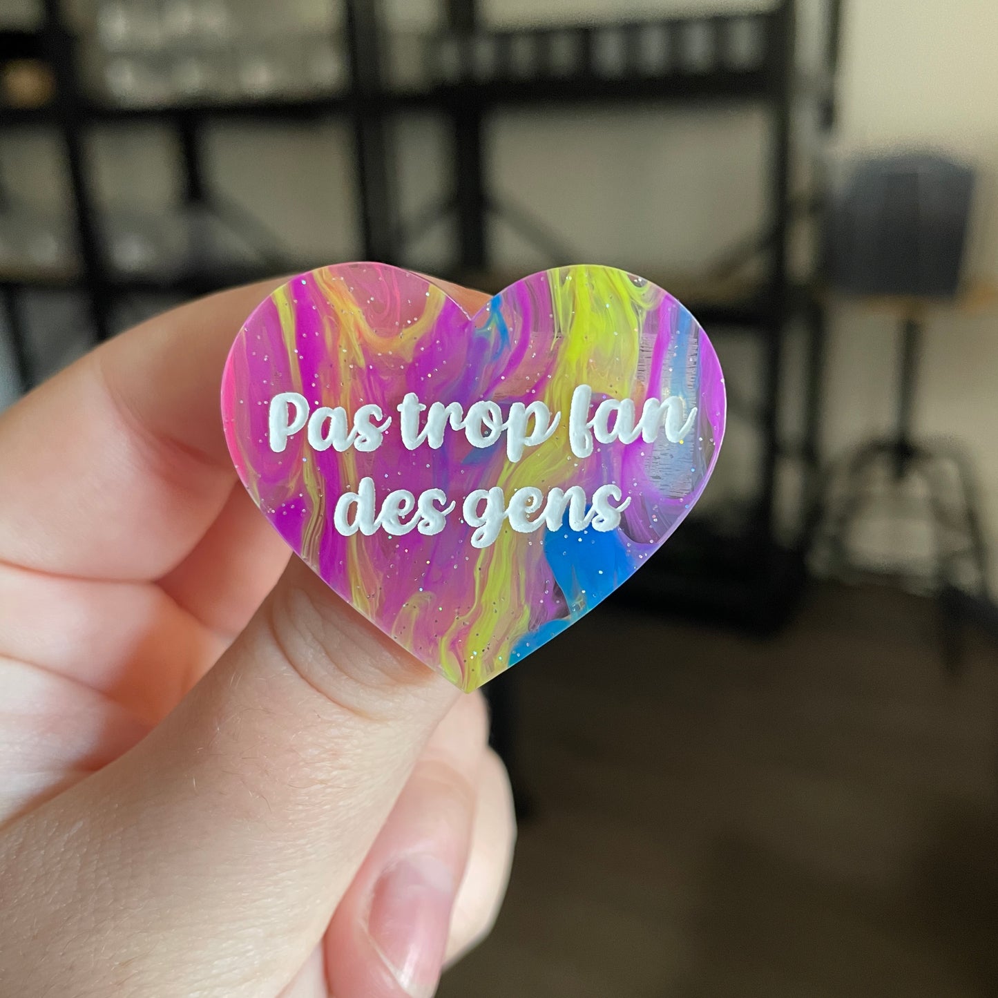 Broche "Pas trop fan des gens" en acrylique semi transparente marbrée multicolore