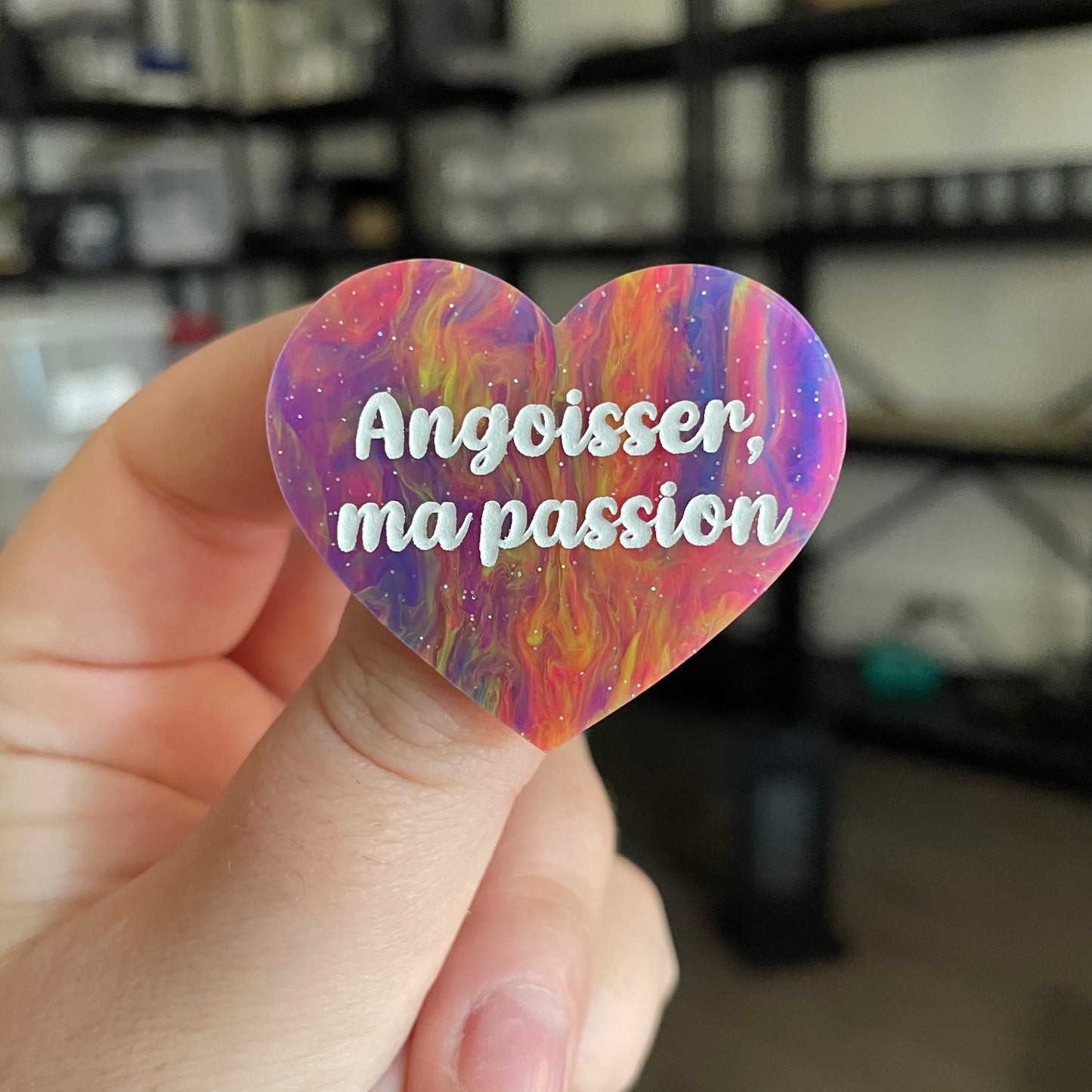 Broche "Angoisser, ma passion" en acrylique semi transparente marbrée multicolore