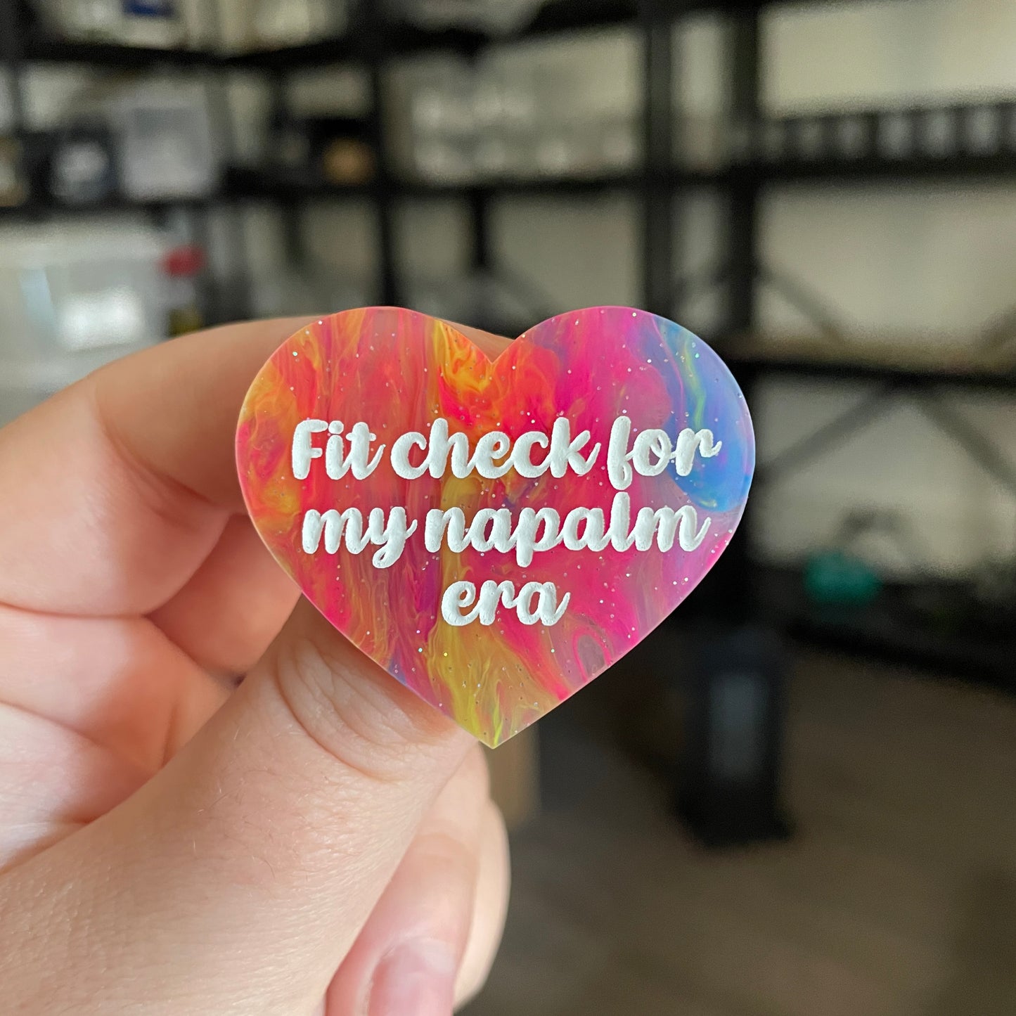 Broche "Fit check for my napalm era" en acrylique semi transparente marbrée multicolore