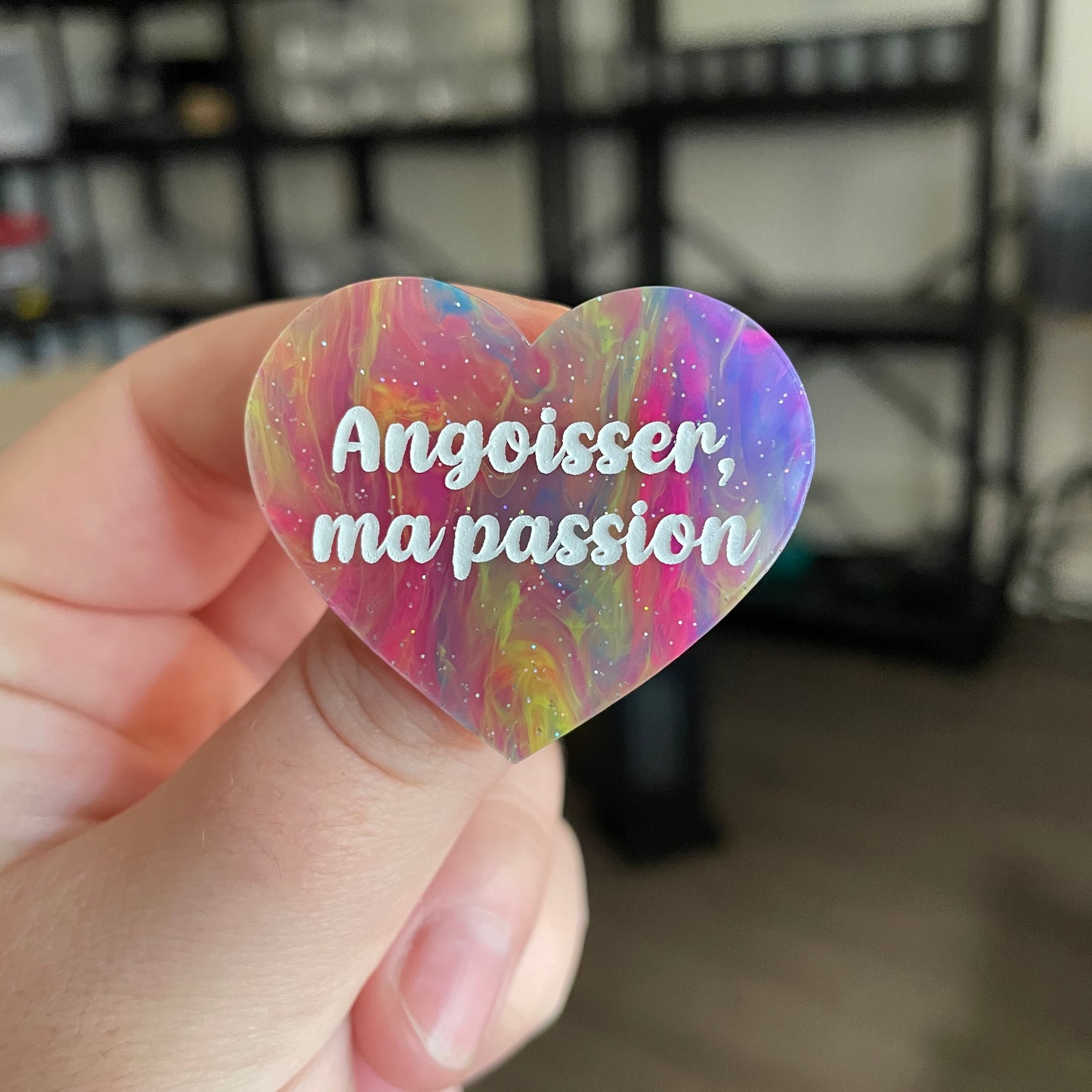 Broche "Angoisser, ma passion" en acrylique semi transparente marbrée multicolore