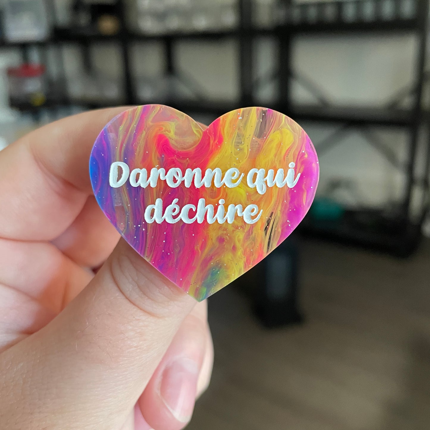 Broche "Daronne qui déchire" en acrylique semi transparente marbrée multicolore