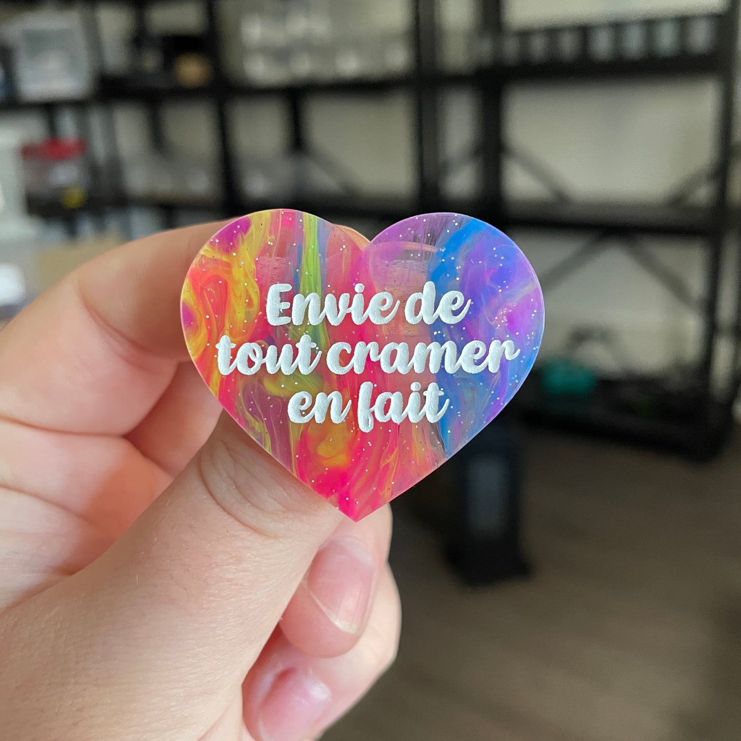 Broche "Envie de tout cramer en fait" en acrylique semi transparente marbrée multicolore