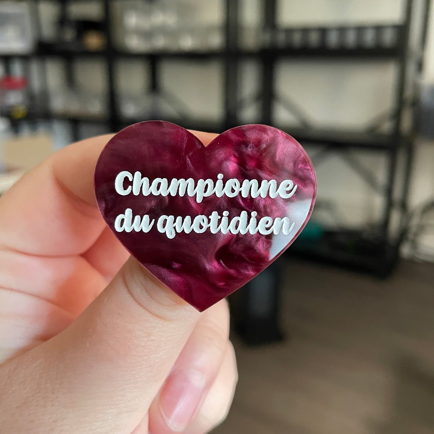 Broche "Championne du quotidien" en acrylique marbrée bordeaux