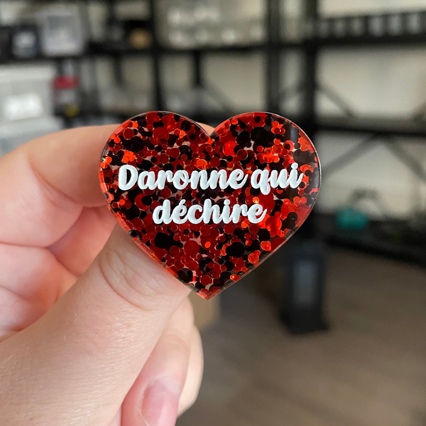 Broche "Daronne qui déchire" en acrylique semi transparente avec des pois rouges et noirs