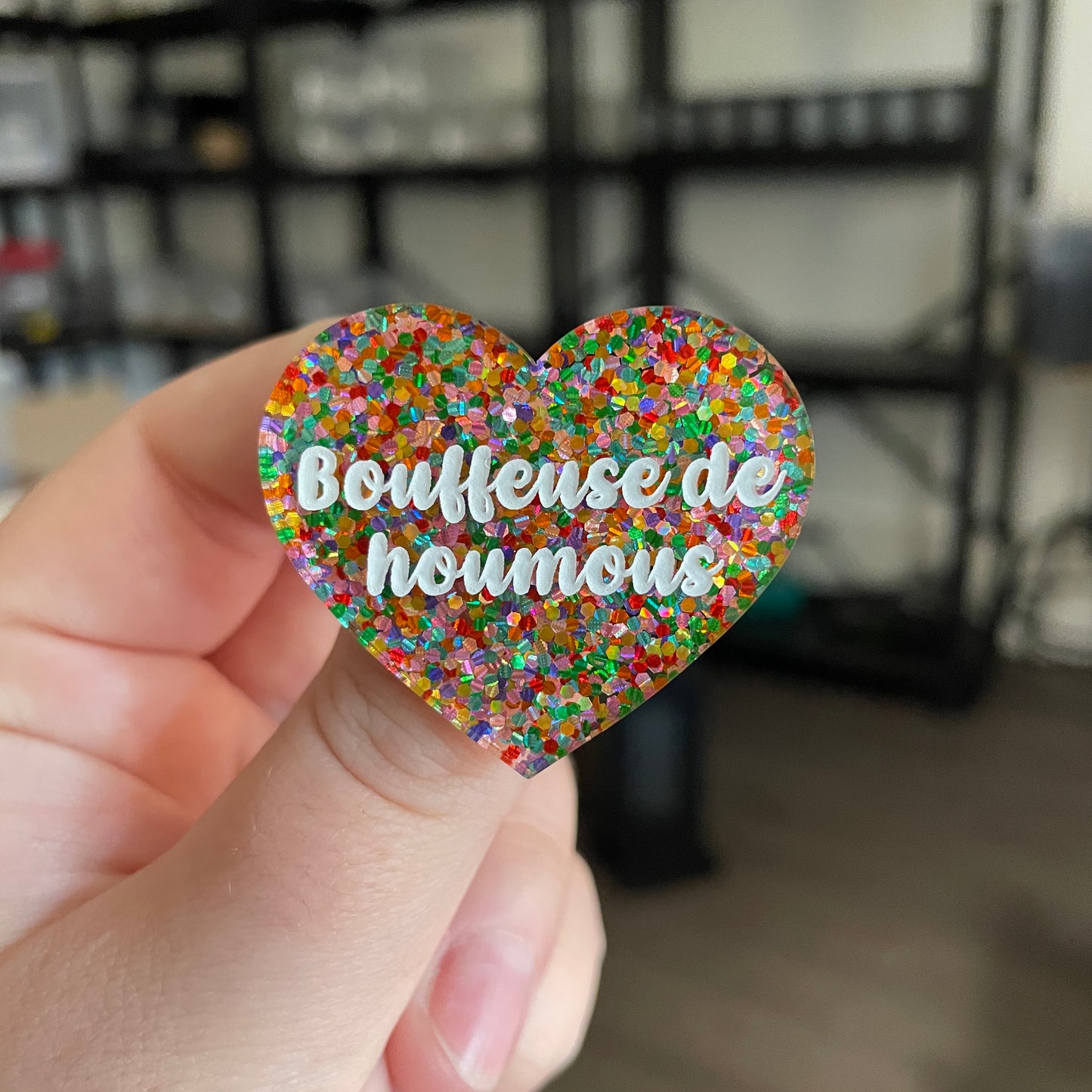 Broche "Bouffeuse de houmous" en acrylique semi transparente avec des pois multicolores
