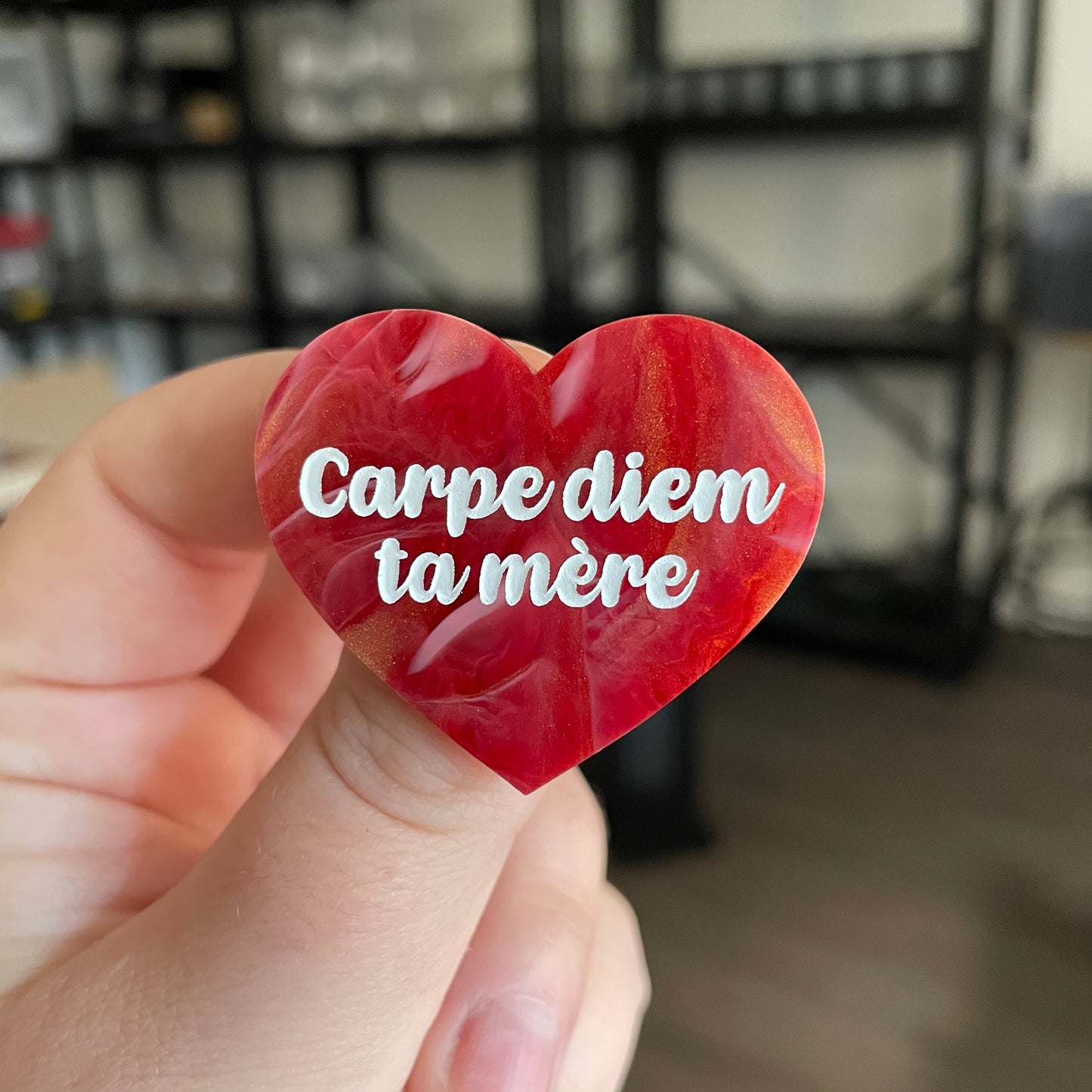 Broche "Carpe diem ta mère" en acrylique marbrée rouge, blanche et dorée