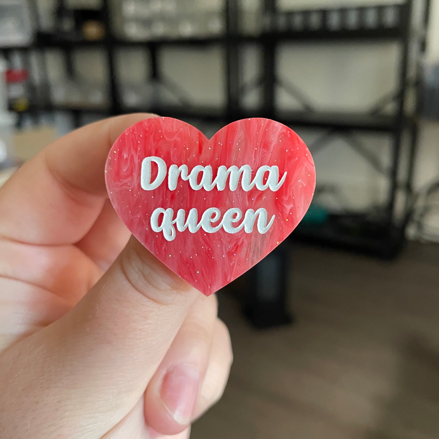 Broche "Drama queen" en acrylique marbrée rouge et rose