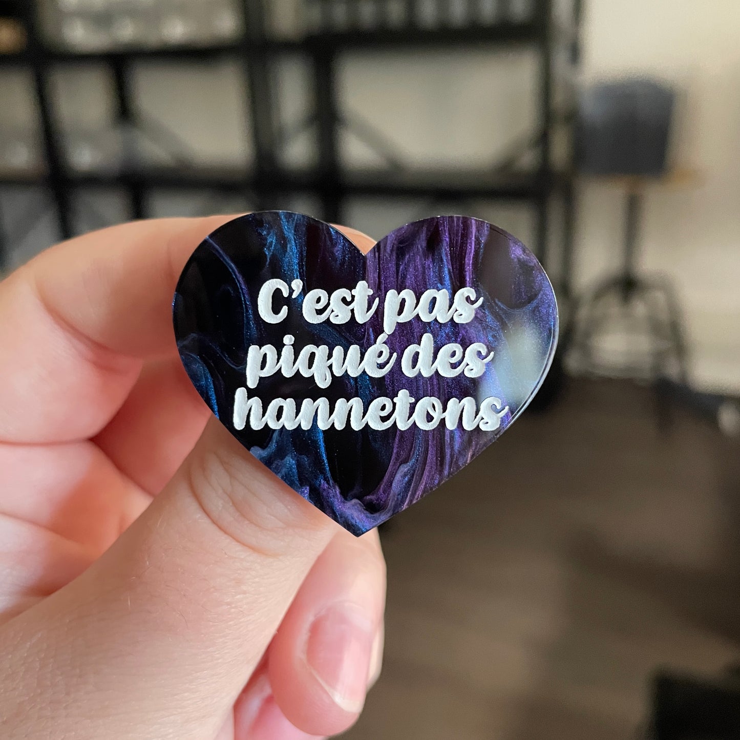 Broche "C'est pas piqué des hannetons" en acrylique marbrée noire, bleue et violette