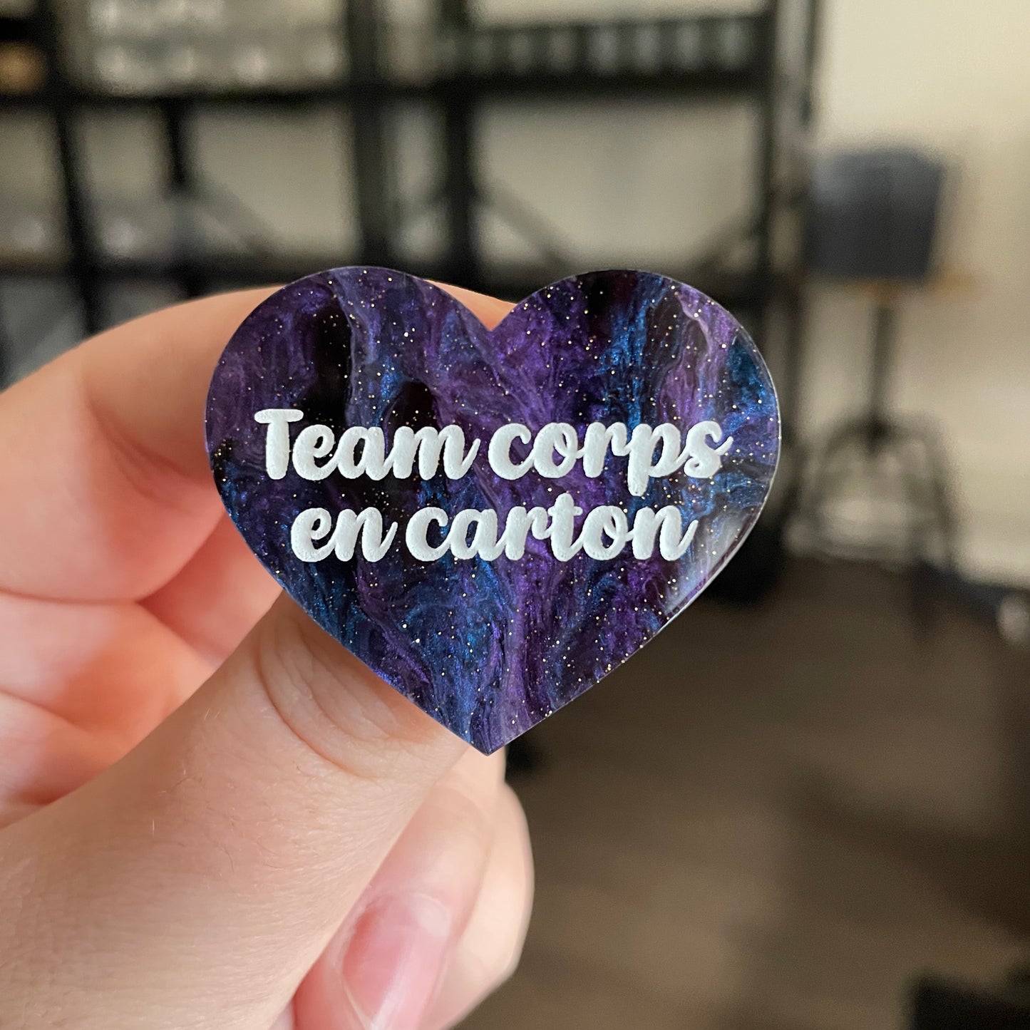 Broche "Team corps en carton" en acrylique marbrée noire, bleue et violette à paillettes