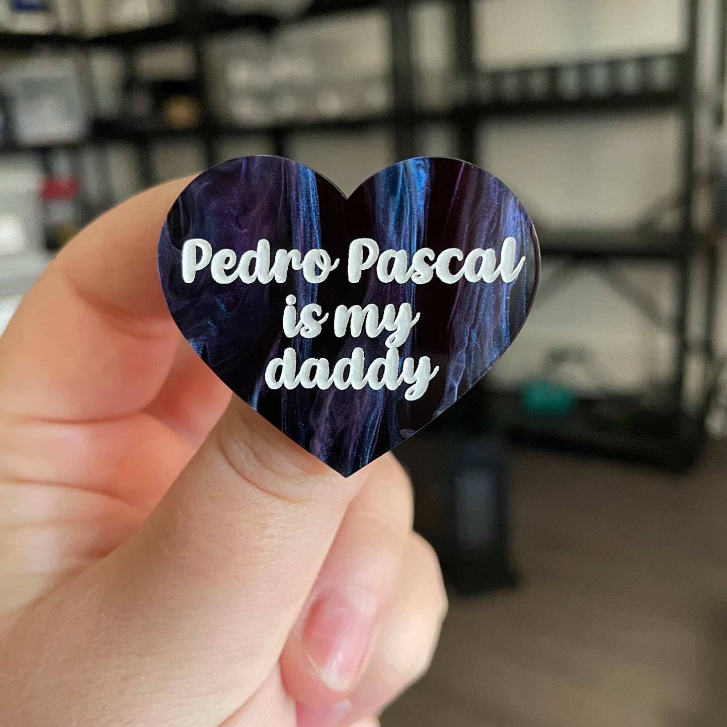 Broche "Pedro Pascal is my daddy" en acrylique marbrée noire, bleue et violette