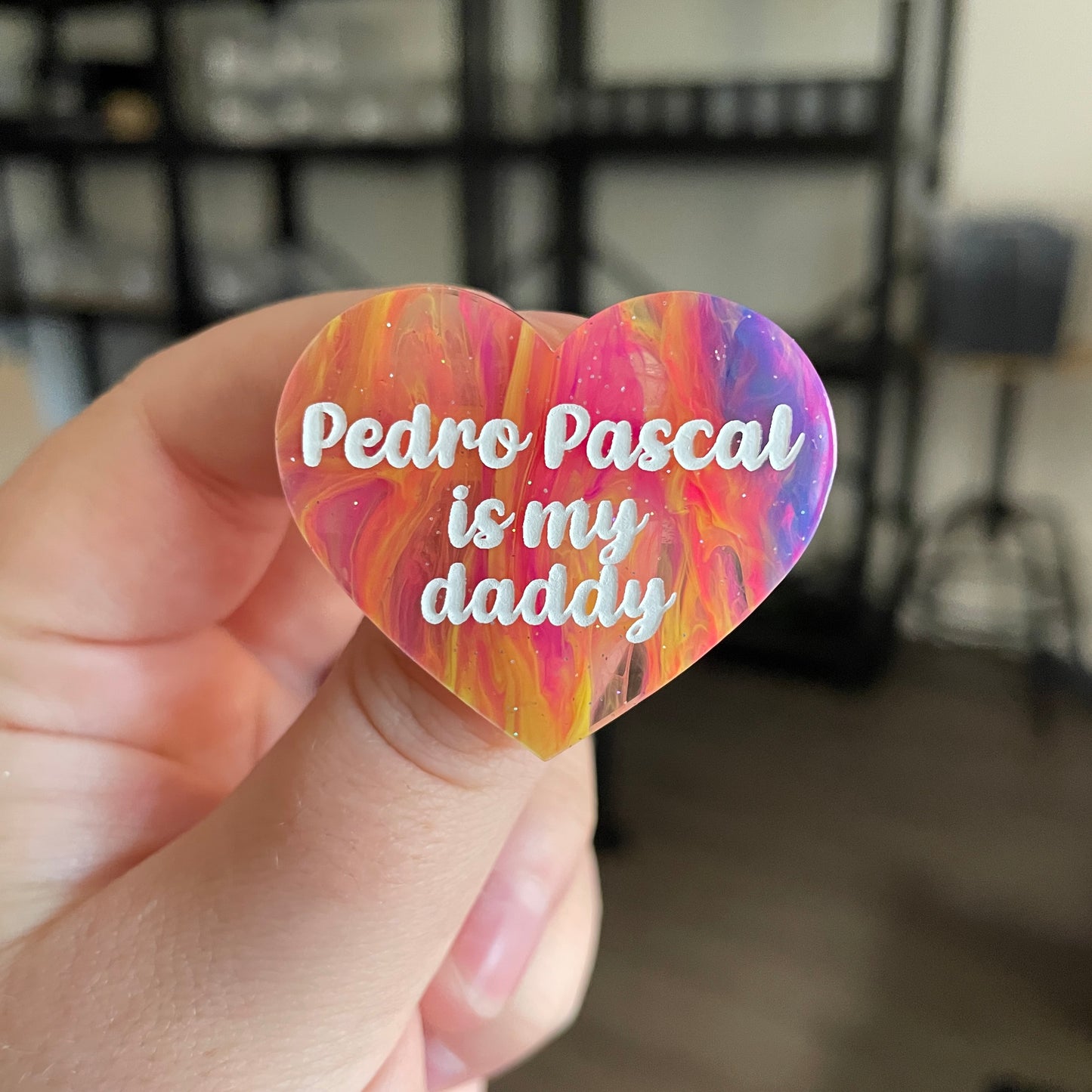 Broche "Pedro Pascal is my daddy" en acrylique semi transparente marbrée multicolore