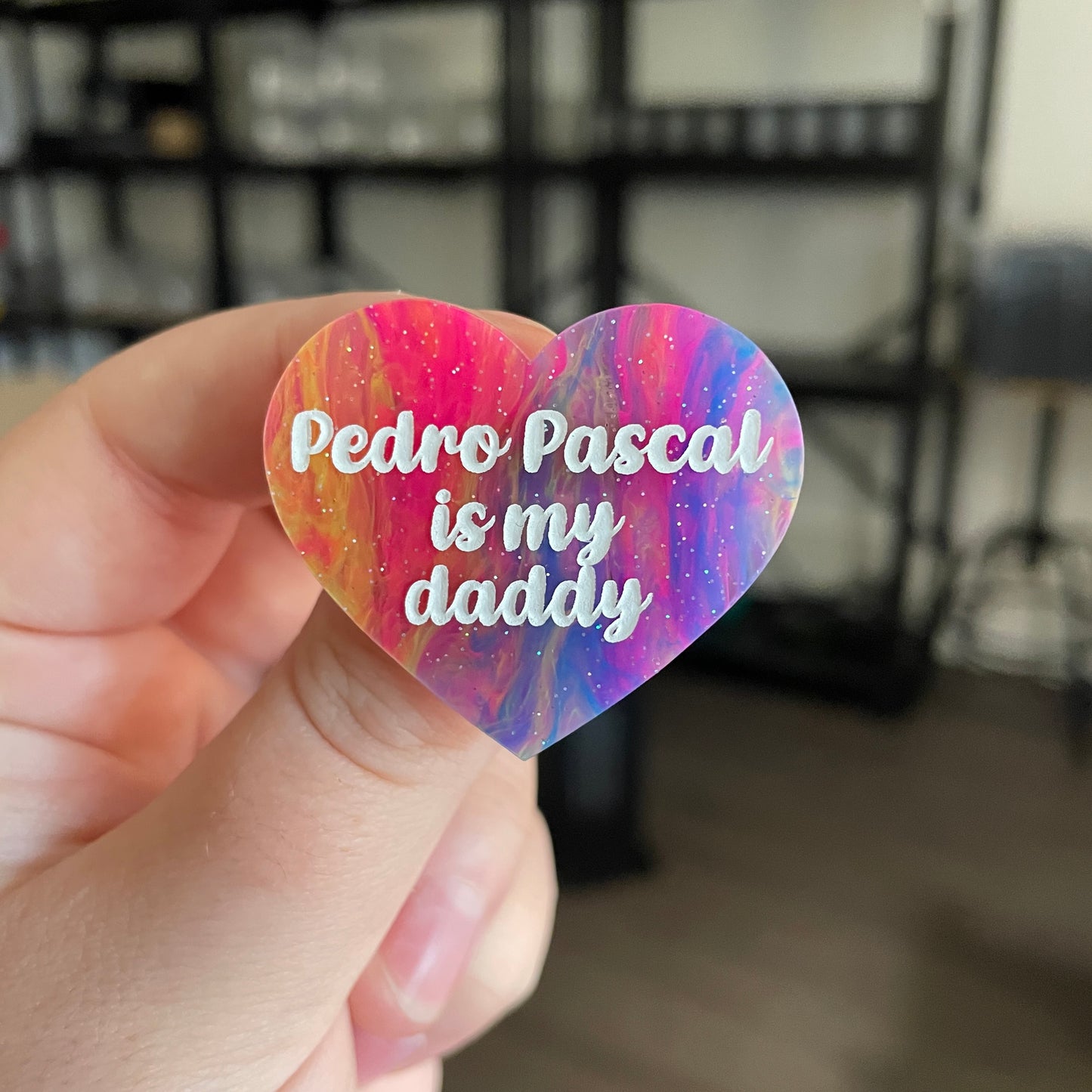Broche "Pedro Pascal is my daddy" en acrylique semi transparente marbrée multicolore
