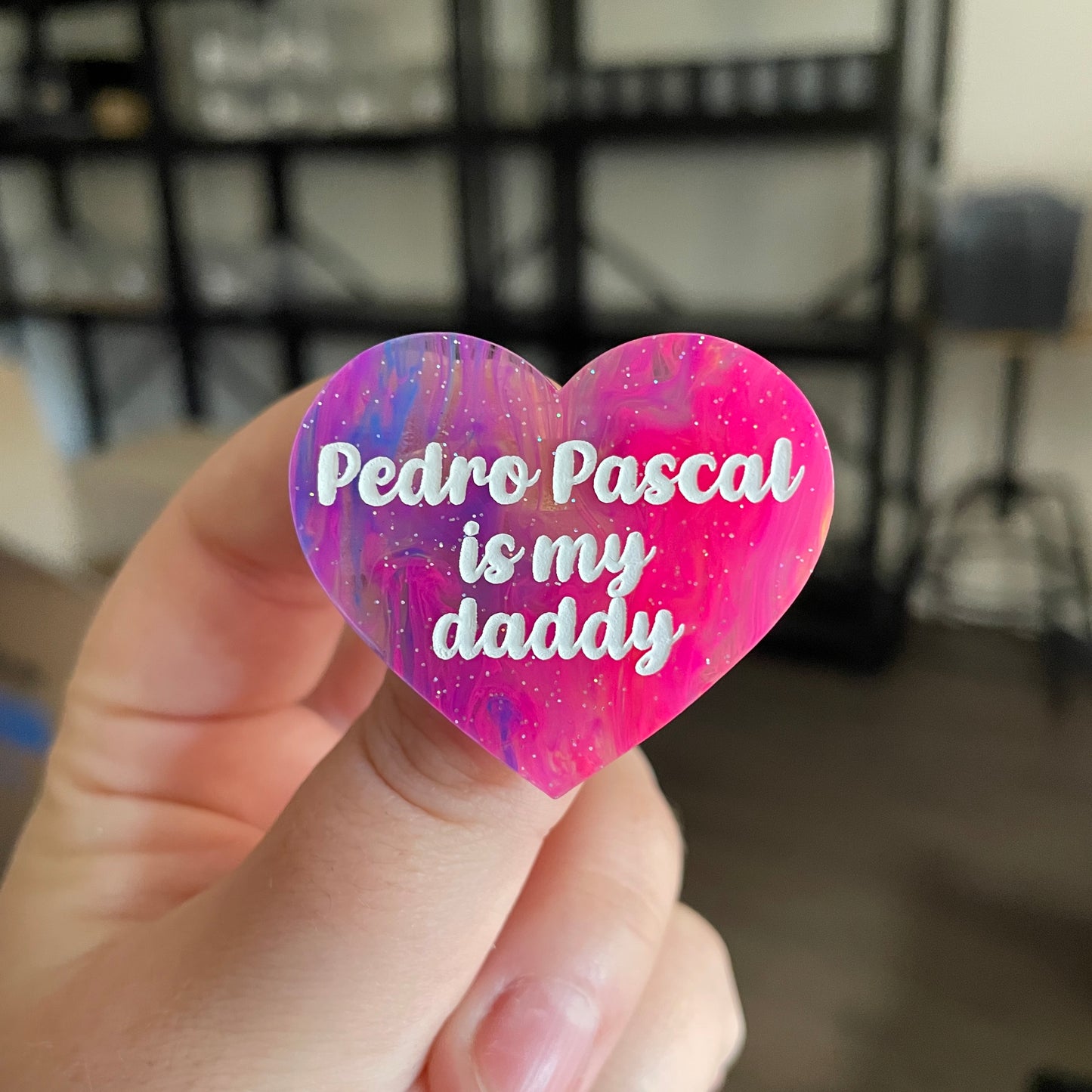 Broche "Pedro Pascal is my daddy" en acrylique semi transparente marbrée multicolore