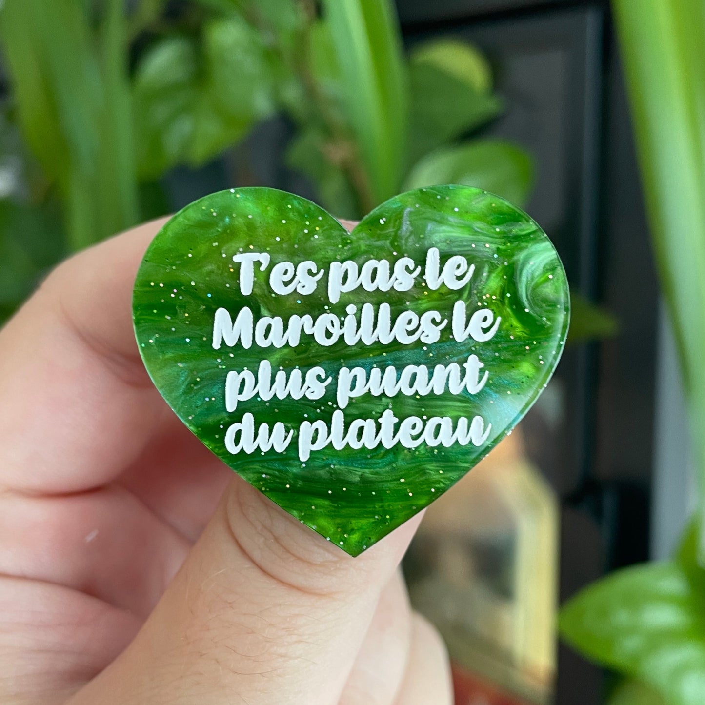 Broche "T'es pas le Maroilles le plus puant du plateau" en acrylique marbrée verte à paillettes