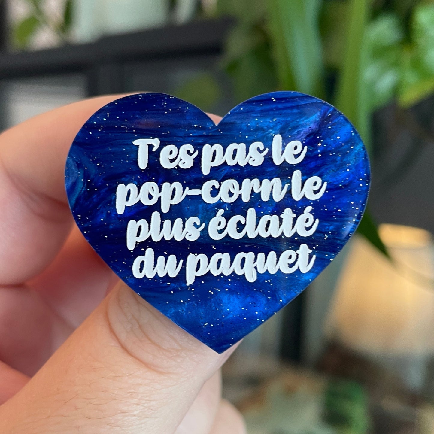 Broche "T'es pas le pop-corn le plus éclaté du paquet" en acrylique marbrée bleue à paillettes