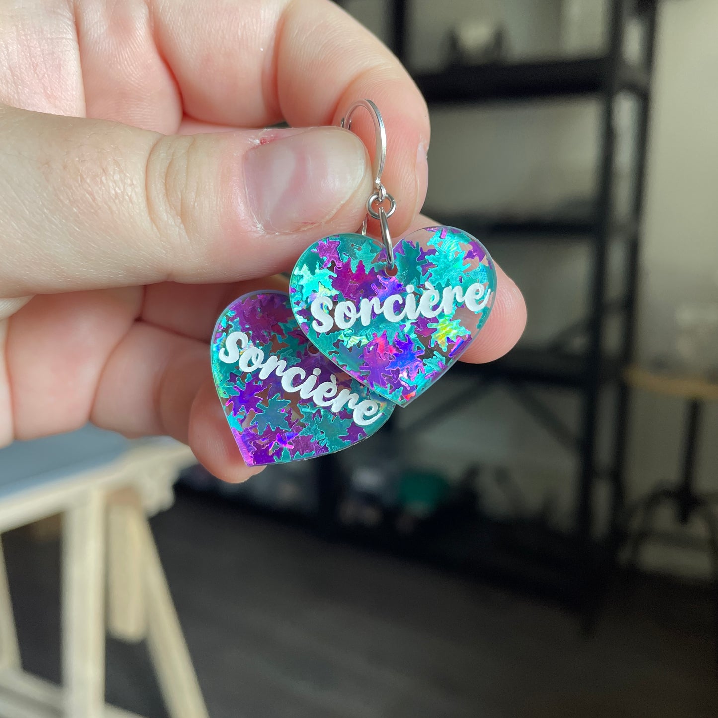 Petites boucles d'oreilles coeurs pendantes "Sorcière" en acrylique transparente avec des confettis feuilles d'érable