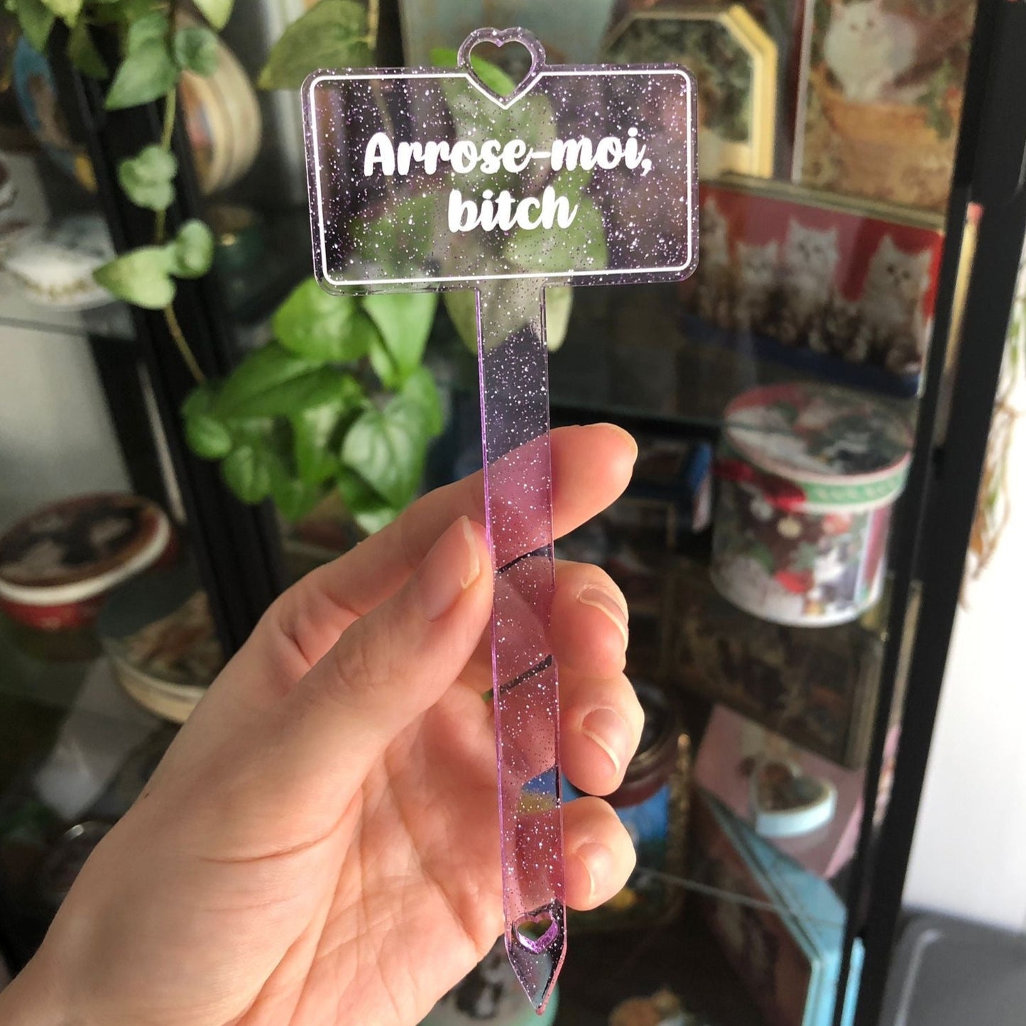 Pic à plante "Arrose-moi bitch" en acrylique violette transparente à paillettes