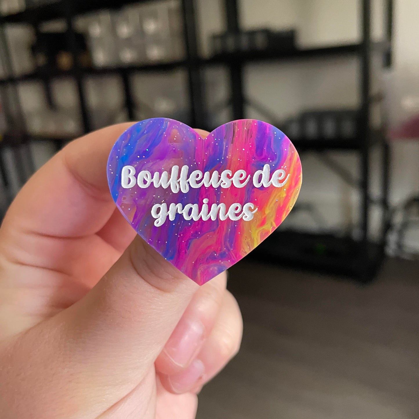 Broche "Bouffeuse de graines" en acrylique semi transparente marbrée multicolore