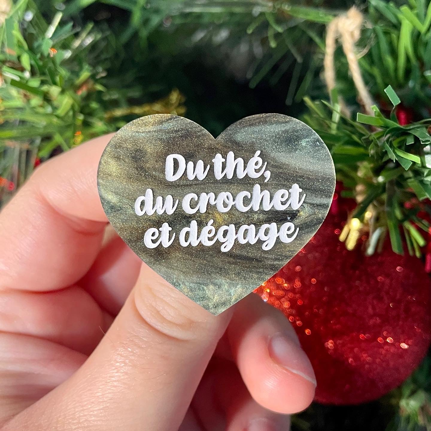 Broche "Du thé, du crochet et dégage" en acrylique marbrée noire, verte et dorée