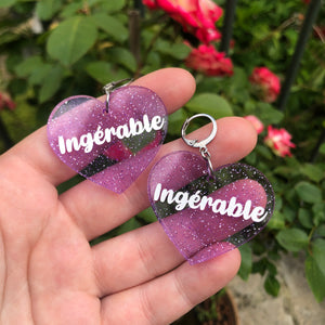 Boucles d'oreilles "Ingérable" en acrylique transparente violette à paillettes