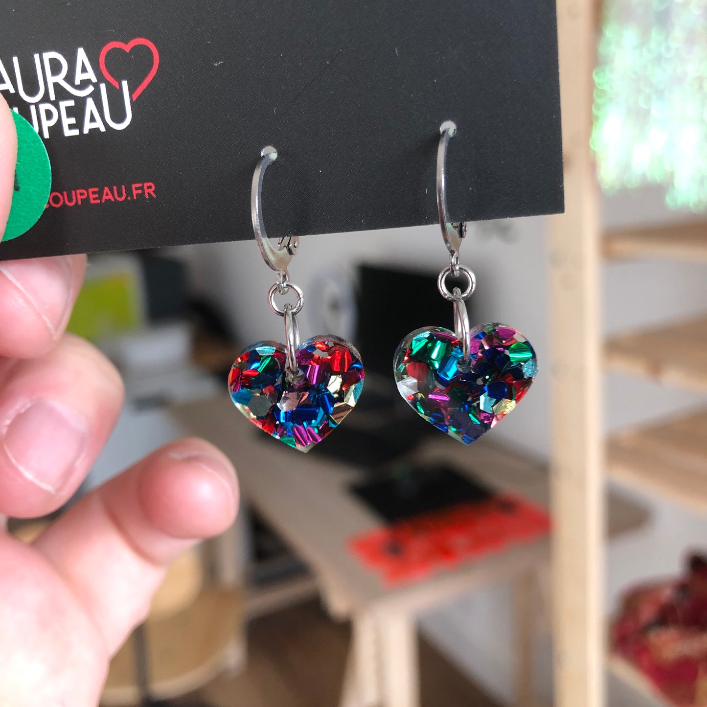 Mini boucles d'oreilles coeurs pendantes en acrylique transparente à gros confettis multicolores