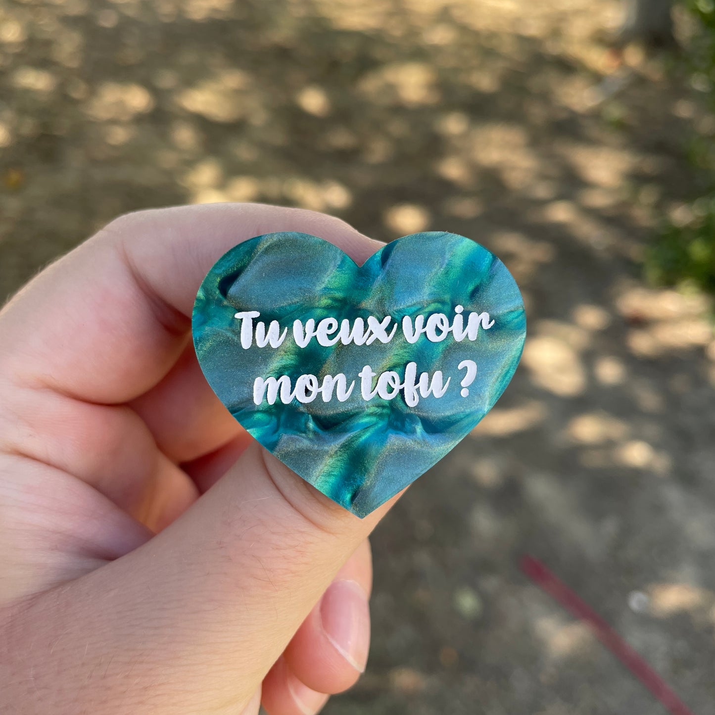 Broche "Tu veux voir mon tofu ?" en acrylique marbrée de sirène bleue/turquoise