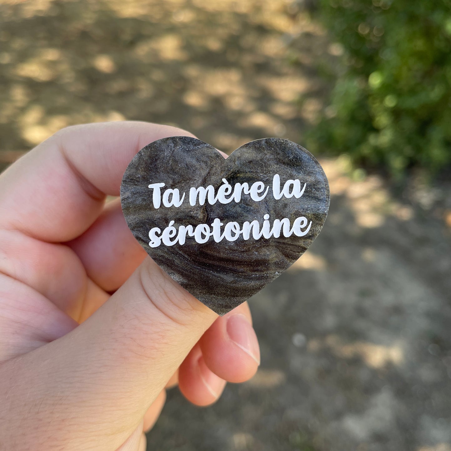 Broche "Ta mère la sérotonine" en acrylique marbrée grise, noire et dorée