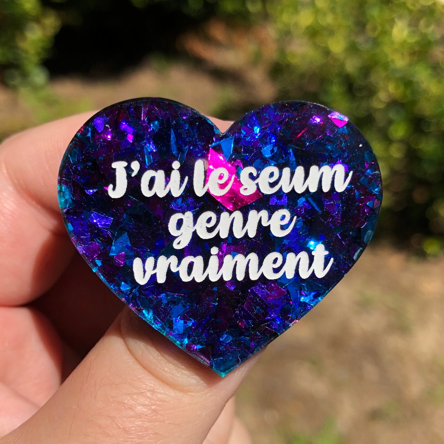 Broche "J'ai le seum genre vraiment" en acrylique à paillettes bleues, violettes et roses