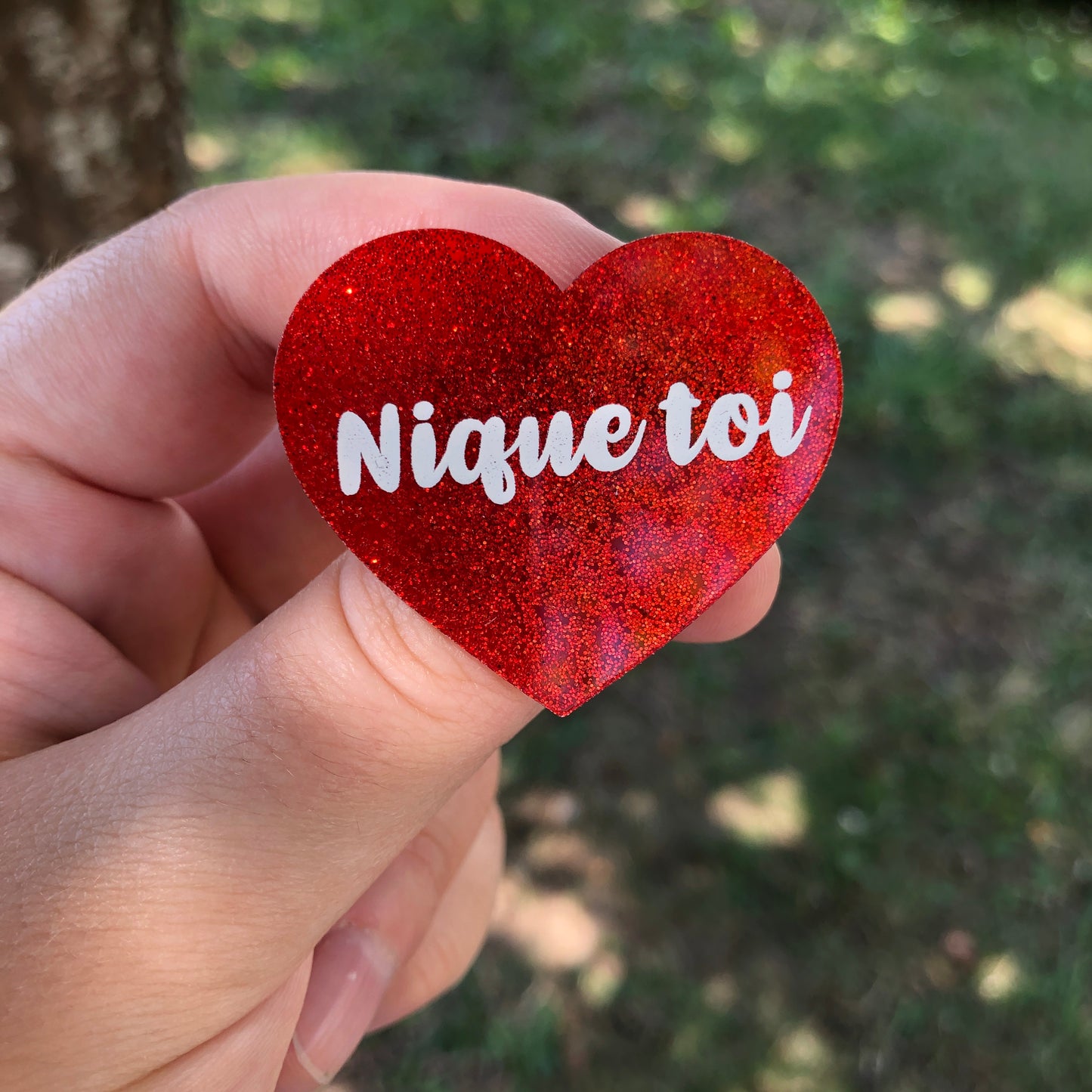 Broche "Nique toi" en acrylique à paillettes rouges