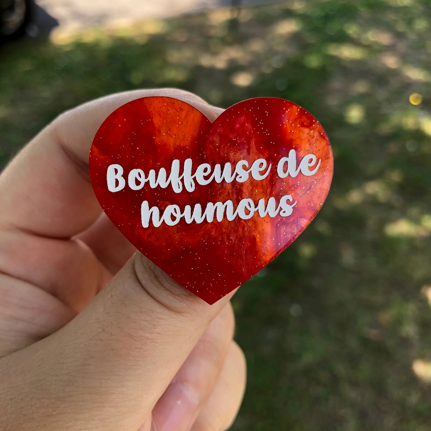Broche "Bouffeuse de houmous" en acrylique marbrée orange à paillettes