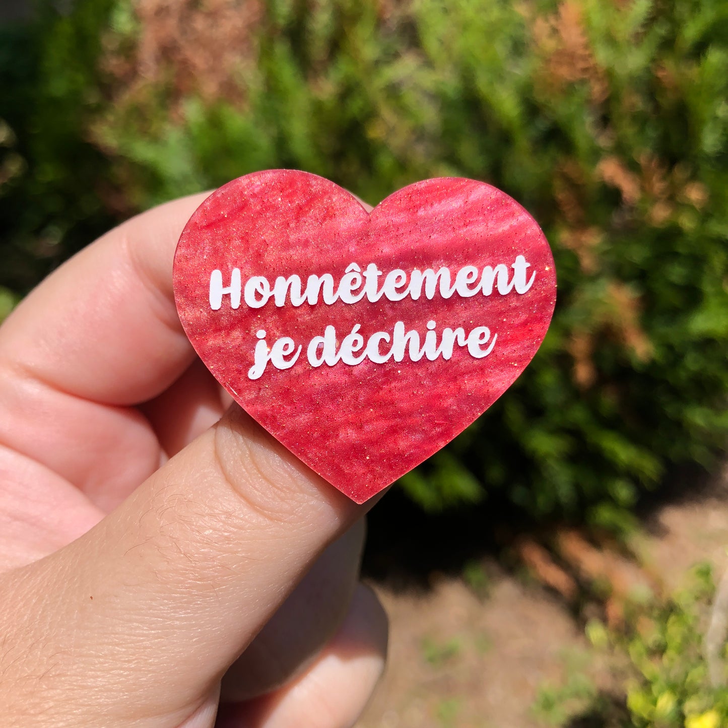 Broche "Honnêtement je déchire" en acrylique marbrée rose à paillettes