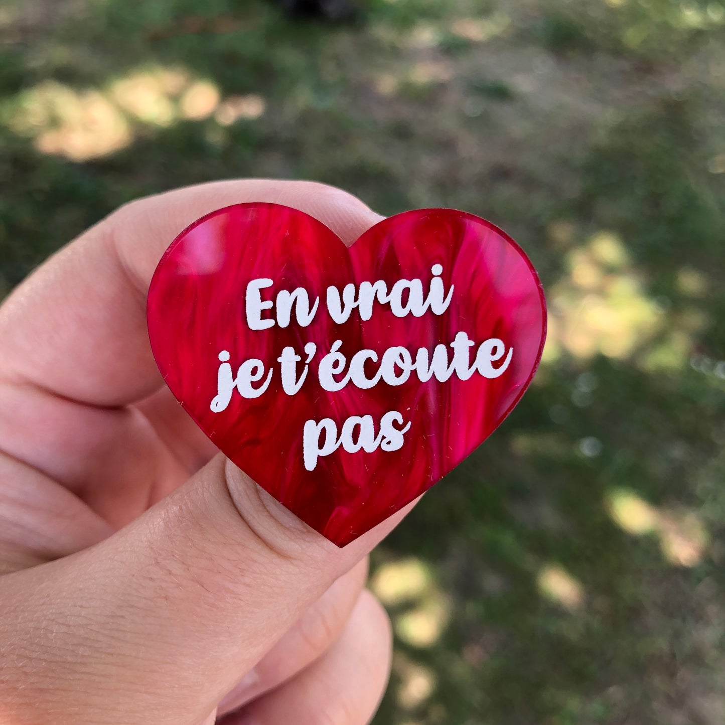 Broche "En vrai je t'écoute pas" en acrylique marbrée rouge/rose
