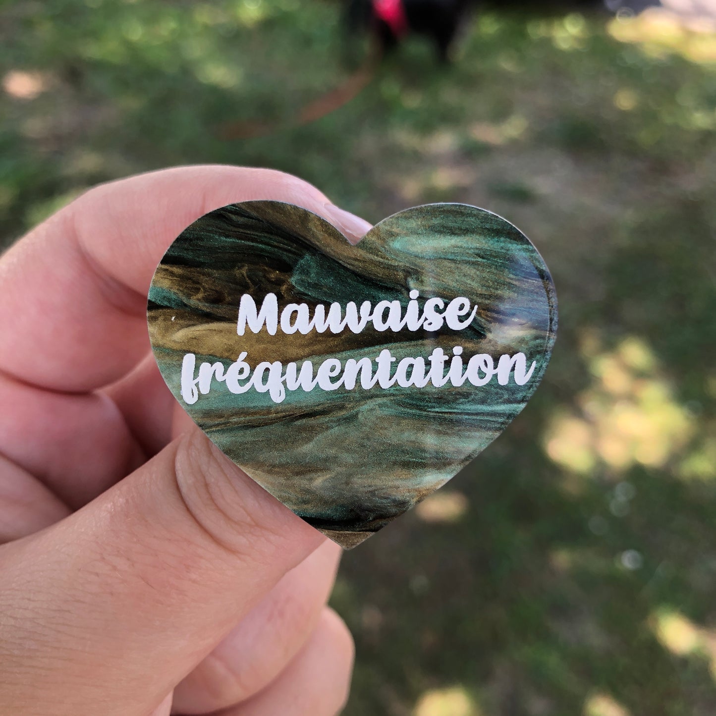 Broche "Mauvaise fréquentation" en acrylique marbrée verte, dorée et noire
