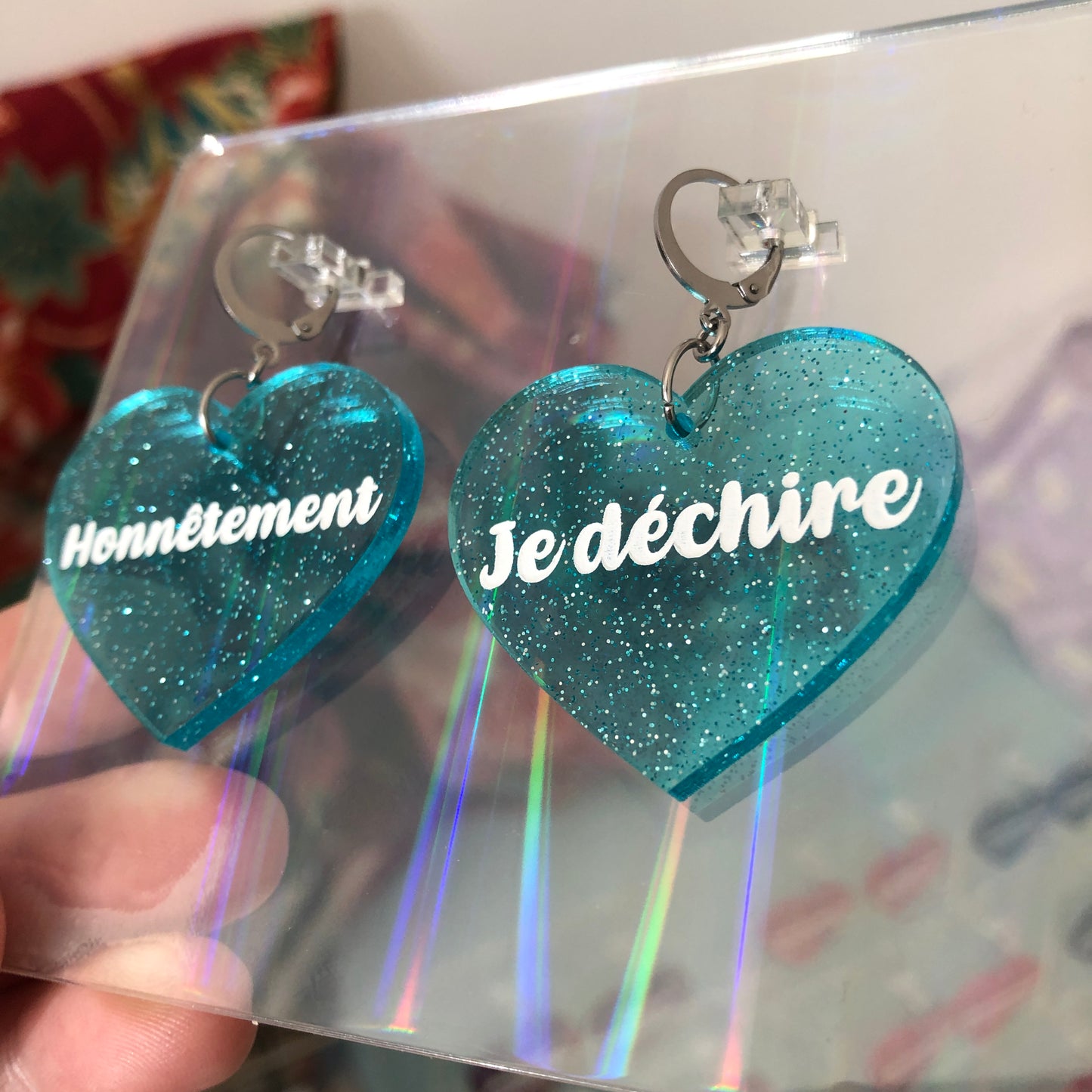 Boucles d'oreilles "Honnêtement" / "Je déchire" en acrylique transparente bleue à paillettes