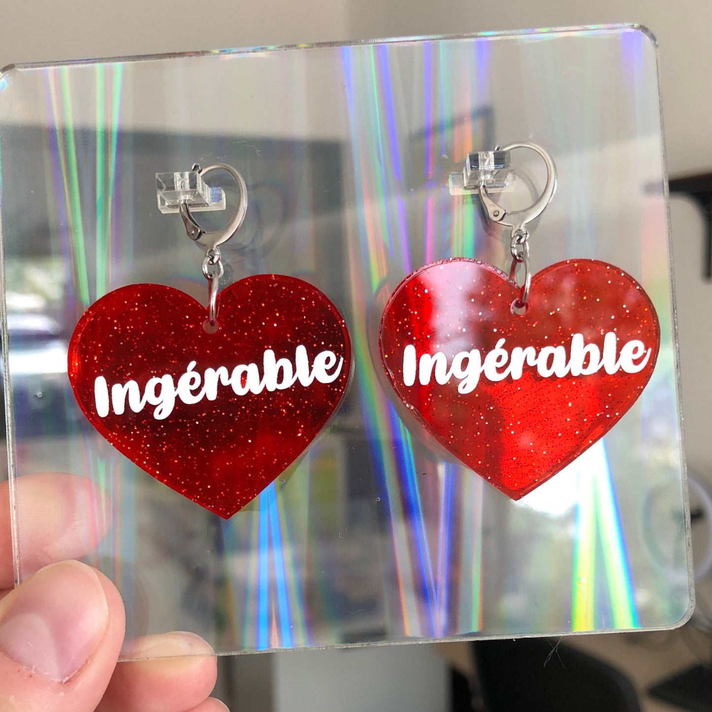 Boucles d'oreilles "Ingérable" en acrylique transparente rouge à paillettes