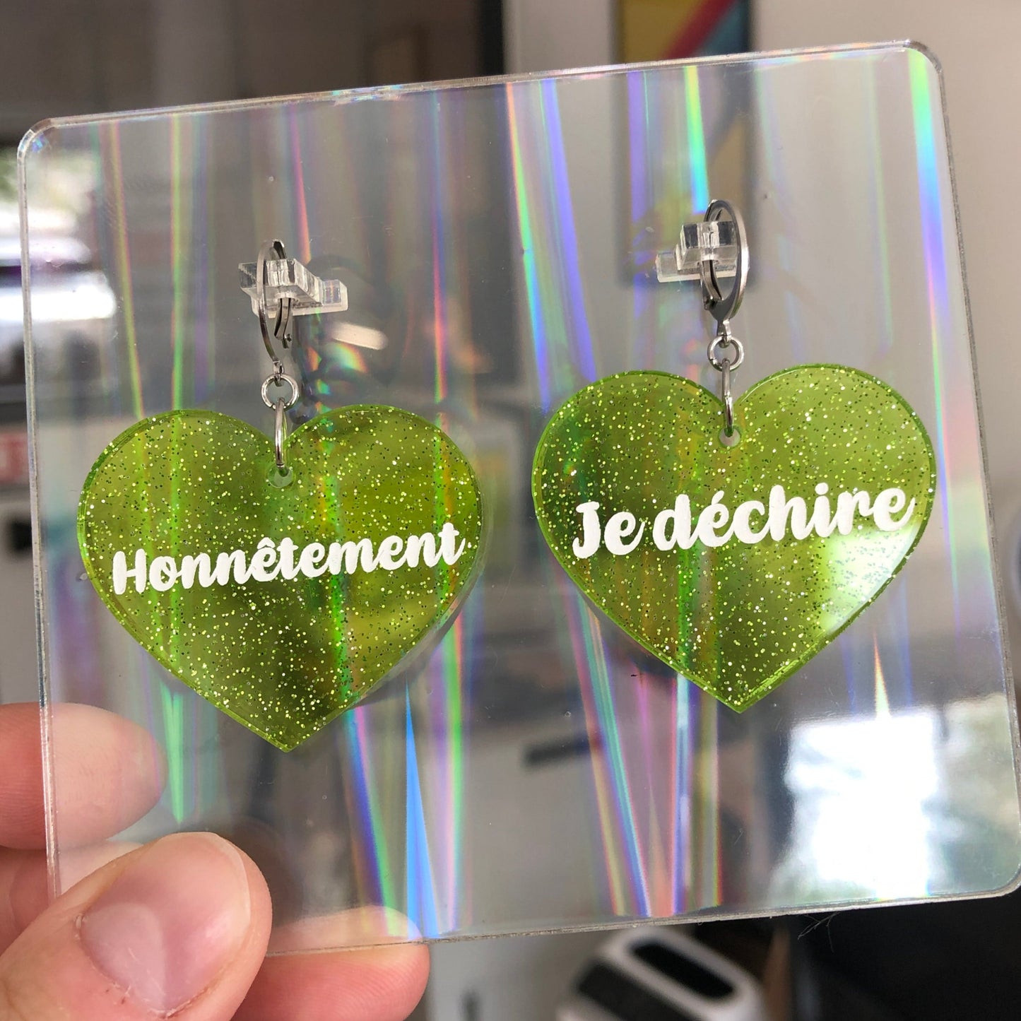 Boucles d'oreilles "Honnêtement" / "Je déchire" en acrylique transparente verte à paillettes