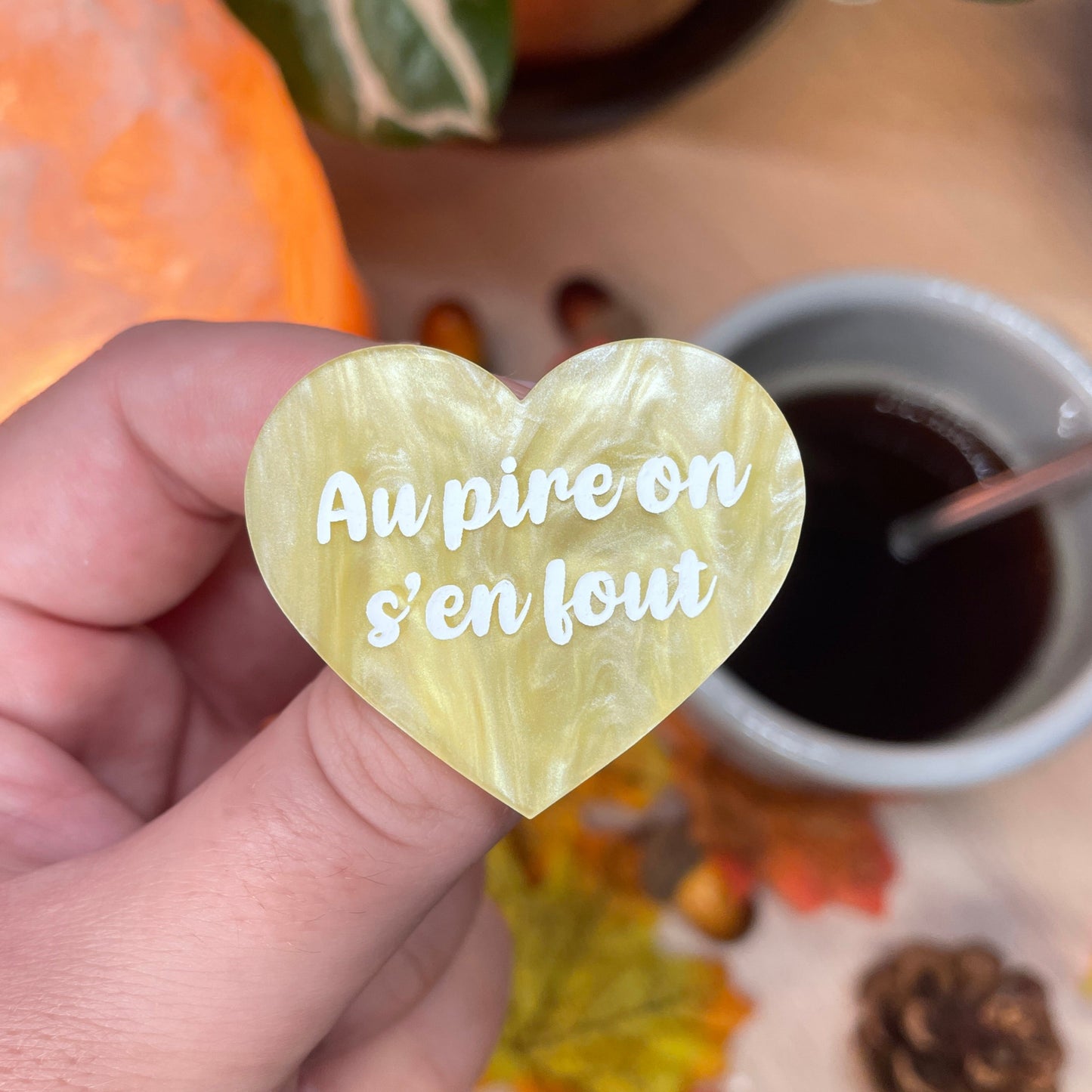 Broche "Au pire on s'en fout" en acrylique marbrée jaune