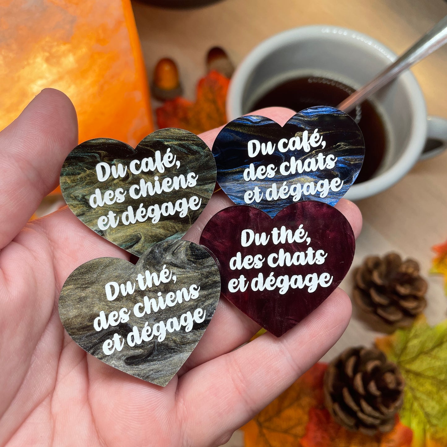 Broche "Du café, des chiens et dégage" en acrylique marbrée verte, noire et dorée