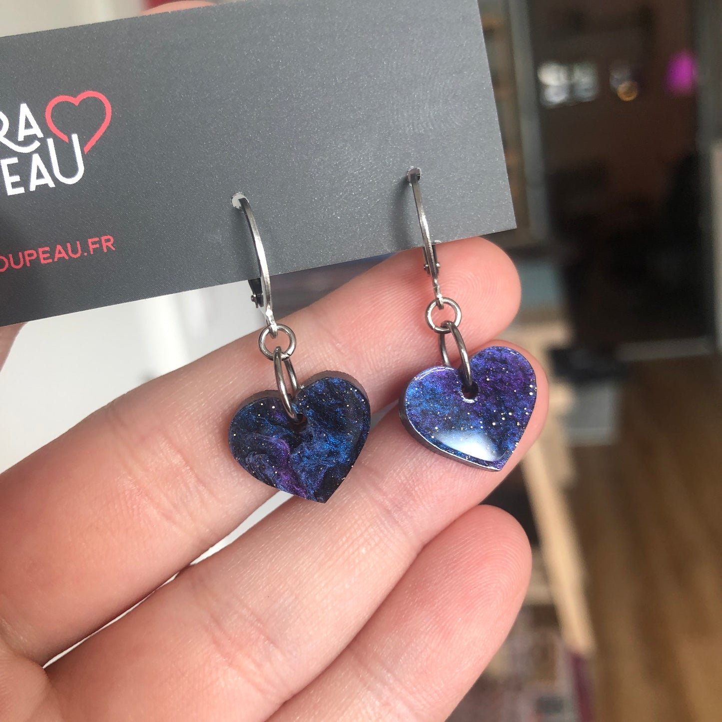 Mini boucles d'oreilles coeurs pendantes en acrylique galactique marbrée bleue et violete à paillettes