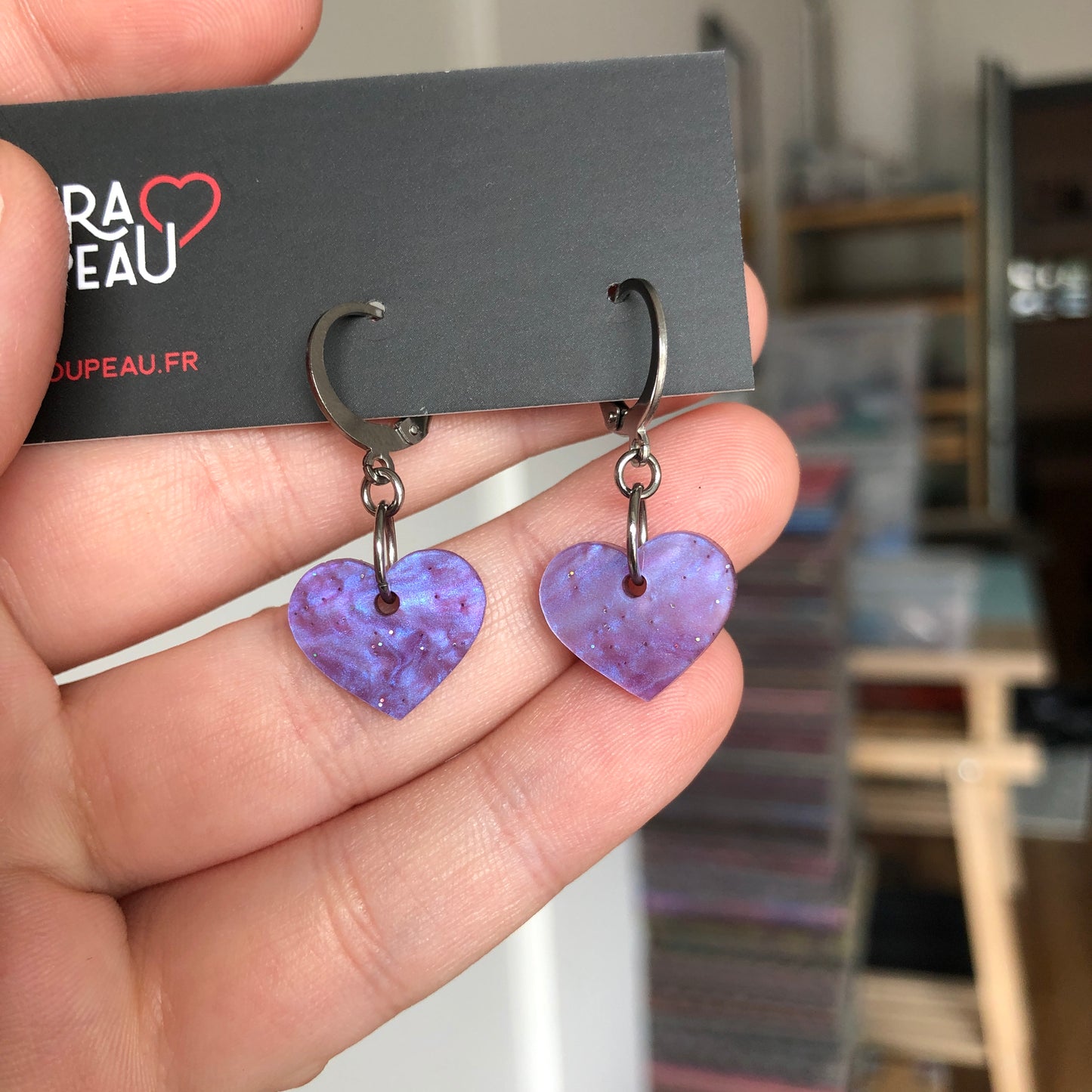 Mini boucles d'oreilles coeurs pendantes en acrylique marbrée lila et bleu à paillettes