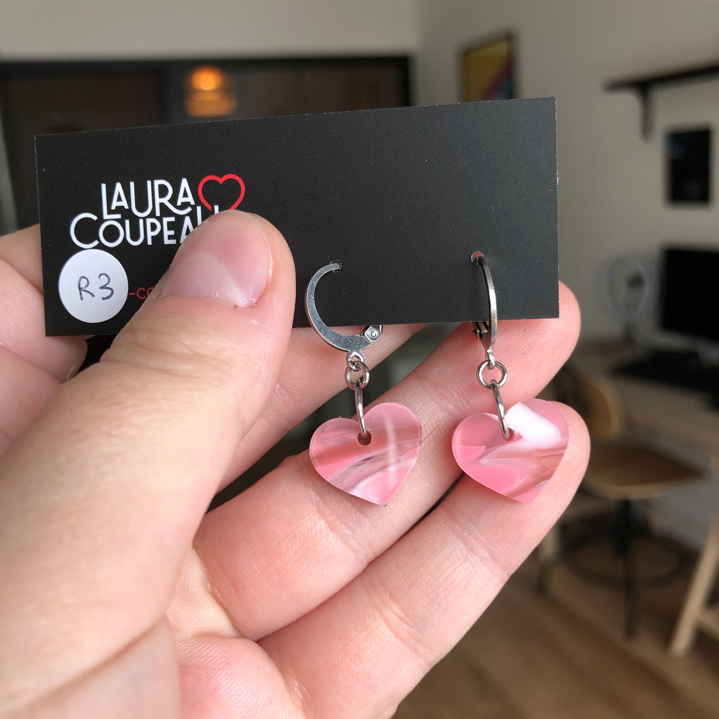 Mini boucles d'oreilles coeurs pendantes en acrylique marbrée rose, beige, blanc et doré