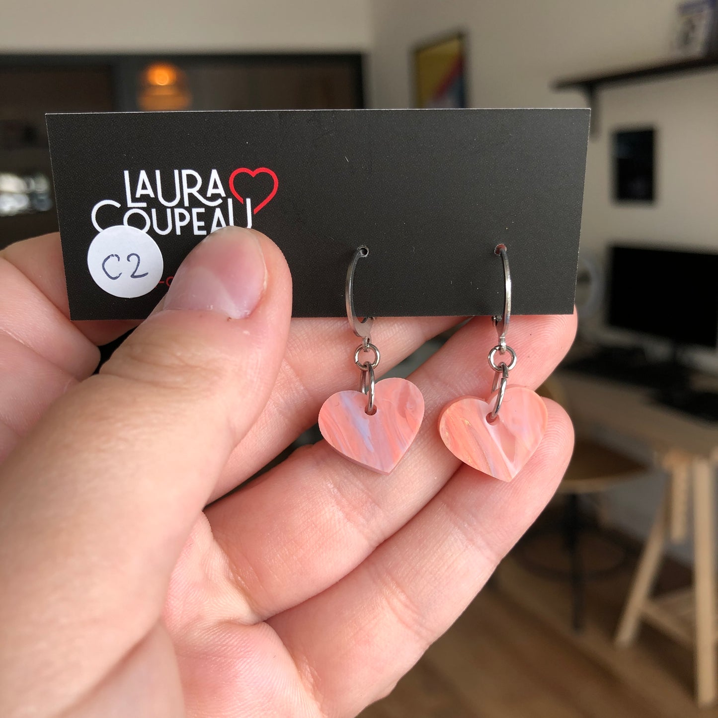Mini boucles d'oreilles coeurs pendantes en acrylique marbrée corail, bleu, blanc, doré et transparent