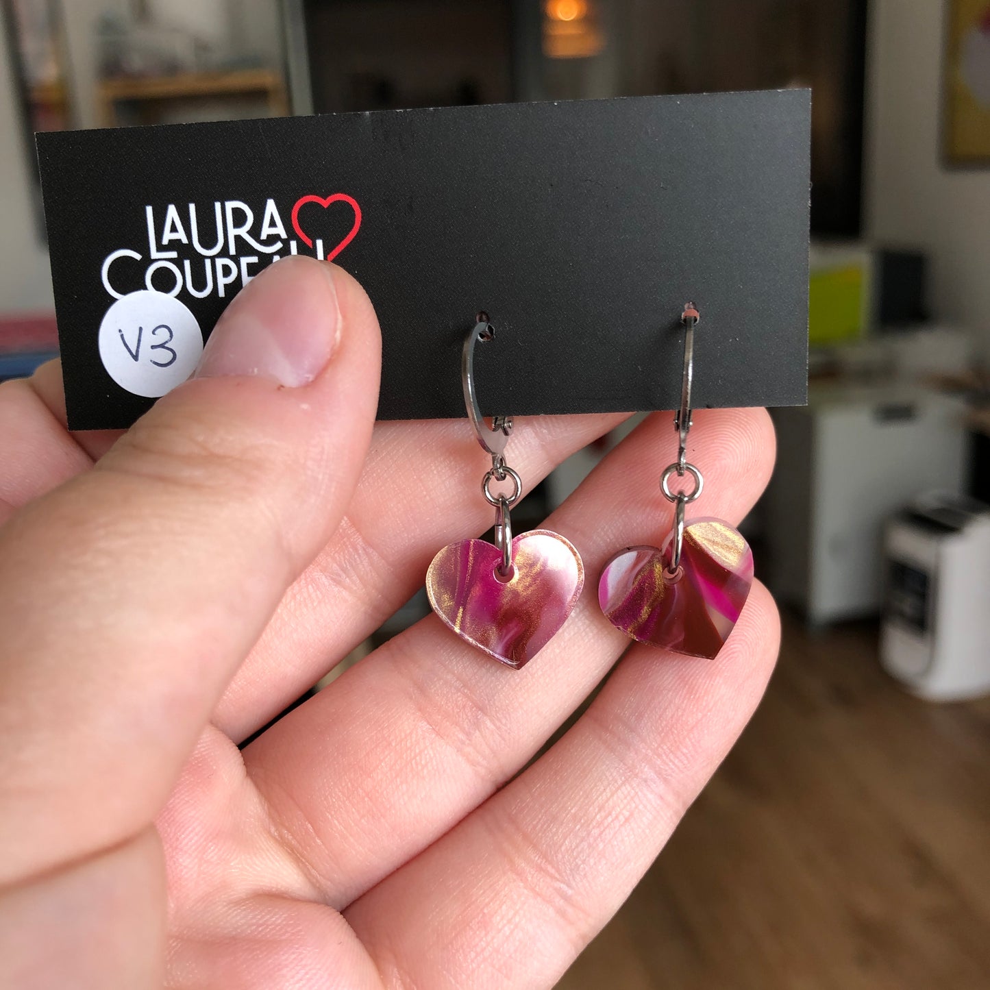 Mini boucles d'oreilles coeurs pendantes en acrylique marbrée bordeaux, rose, blanc, doré et transparent