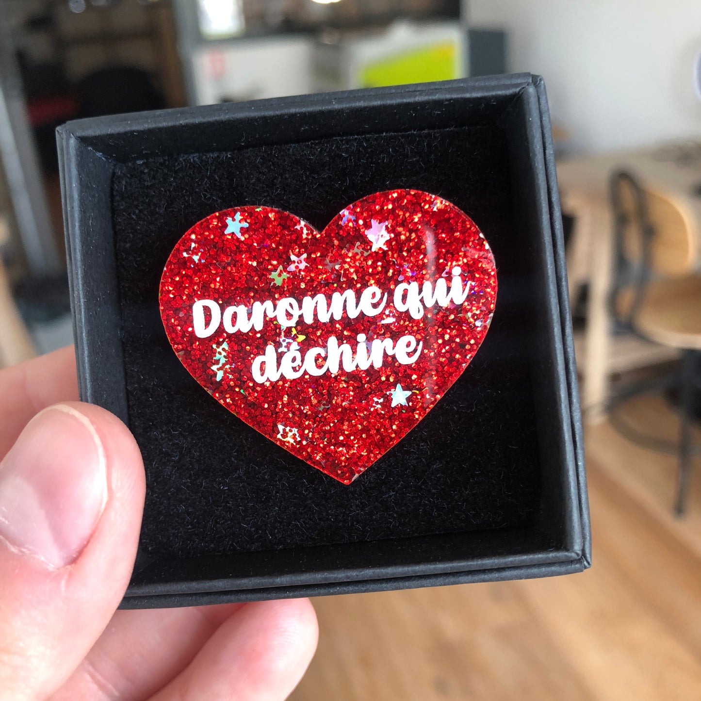Broche "Daronne qui déchire" en acrylique à paillettes rouges et étoiles